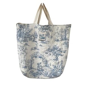 quilted tote bag blue and white Toile de Jouy pattern